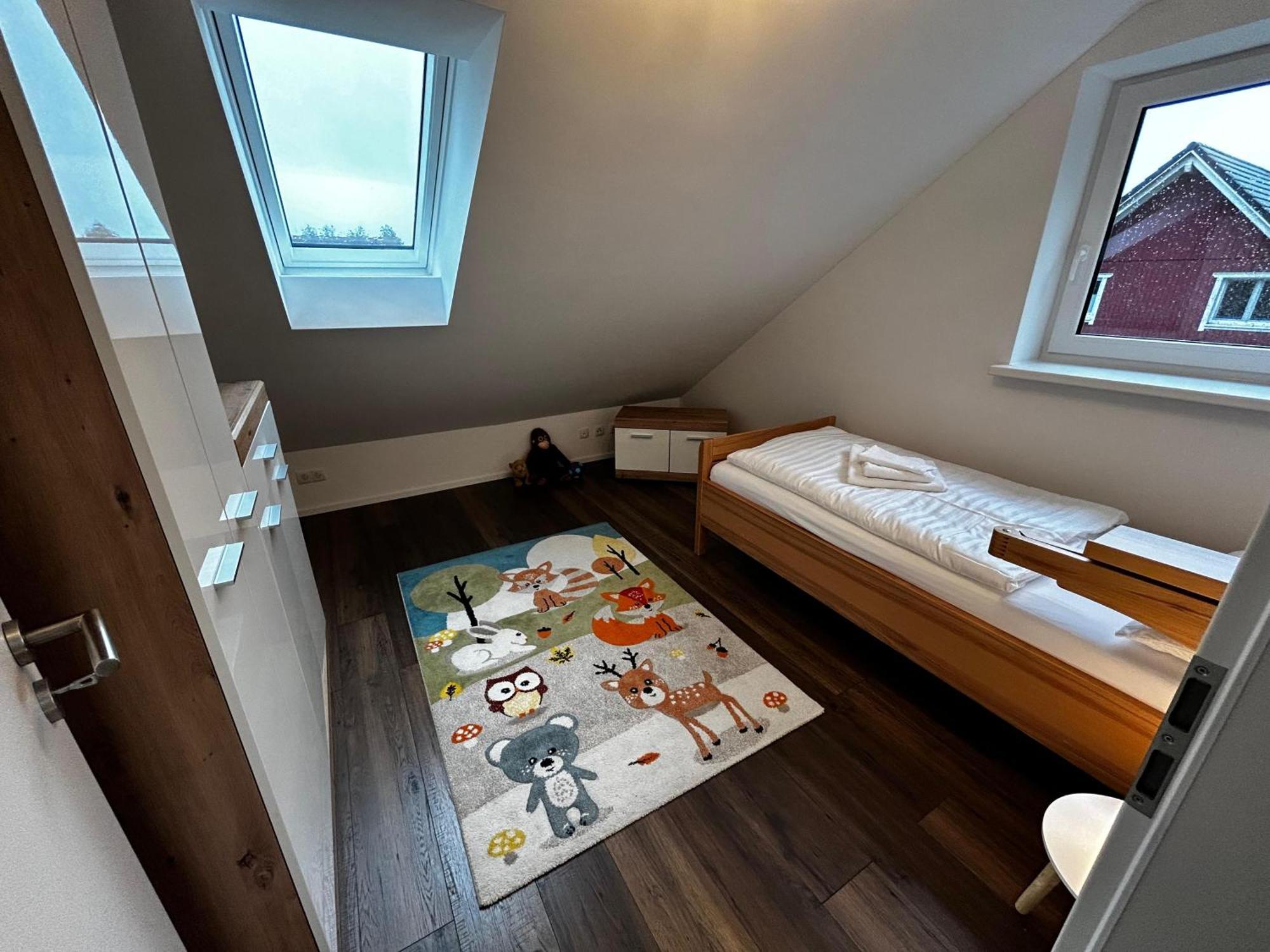 Moderne Ferienwohnung Fuer Familien Im Dachgeschoss Bosau Exterior photo